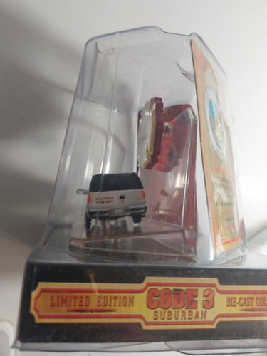 Code 3 Collectibles ● Las Vegas Fire Dept. Battalion #1 Chevrolet Suburban 12407 - Picture 8 of 10