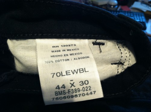 Pantalones cargo negros para hombre Wrangler 44X30 alterados (44X26.5) bolsillo lateral para teléfono - Imagen 8 de 9