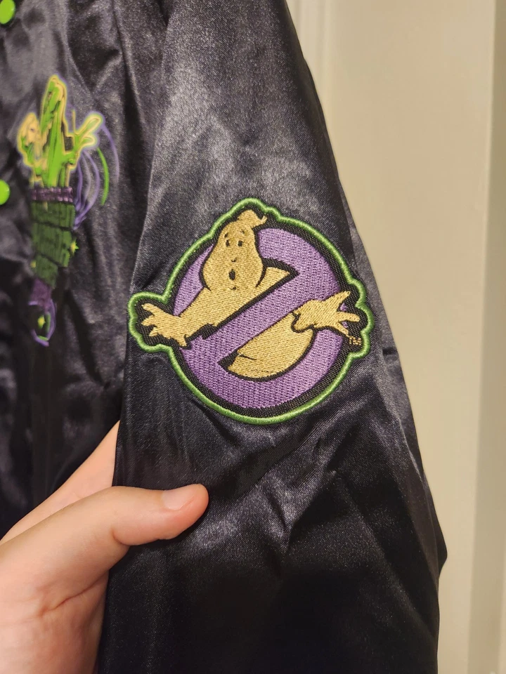 NUEVO CON ETIQUETAS Halloween Horror Nights Mediana 2024 HHN33 Cazafantasmas Chaqueta de Bombardero Foto 3 de 4