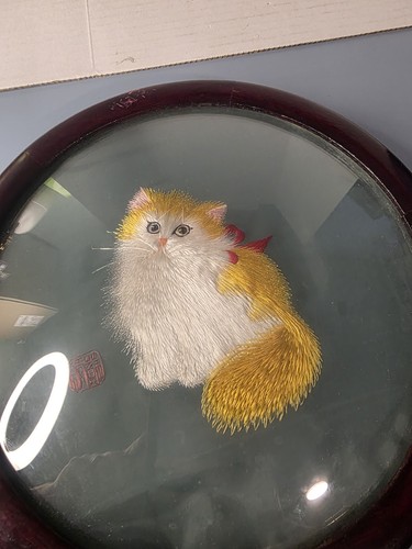 Vintage chinesische Seidenstickerei doppelseitig weiße Perserkatze in Blasenglas  - Bild 3 von 4