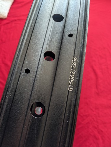Llanta sin cámara WTB KOM i35 resistente 29" 35 mm ancho Trail 28 orificios 35-622 NUEVA - Imagen 10 de 11
