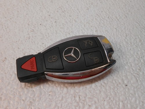 Mercedes Key Fob w / Key OEM 204Y50800200  /  FCCID:IYDC07   AA0677 - Imagen 1 de 4