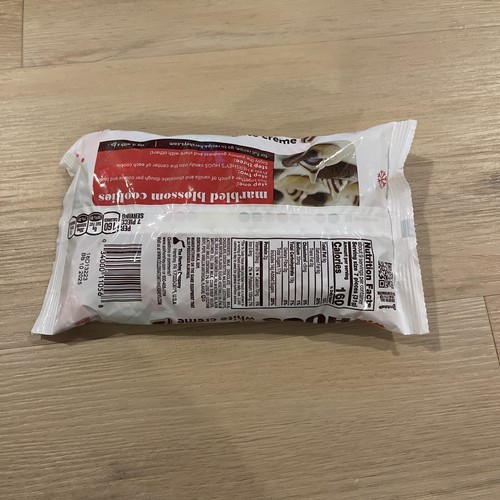 Hershey's Hugs Milk Chocolate Hugged by White Creme Candy (2 Bags) - Bild 4 von 4