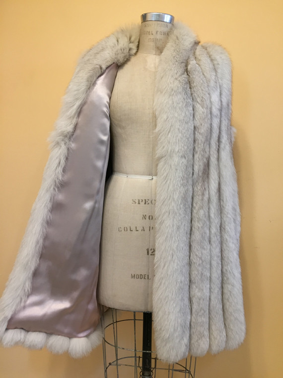 bluee Fox Natural Fur Vest. Size LARGE bluee Fox Natural Fur Vest. Size LARGE