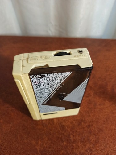 vintage cassette player Levis. Model 28. work - Picture 4 of 12