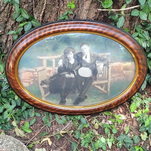 Antik Oval Tiger Holz Blase Glas Bilderrahmen Paar sitzend auf Bank 23x19