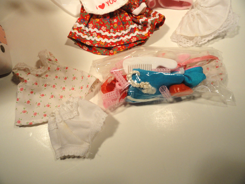 Ginny Vogue Doll with Pink Trunk and Accessories - Picture 3 of 13