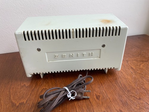 Vintage Zenith model B509F AM Vacuum Tube Table Radio Tested - Picture 5 of 13