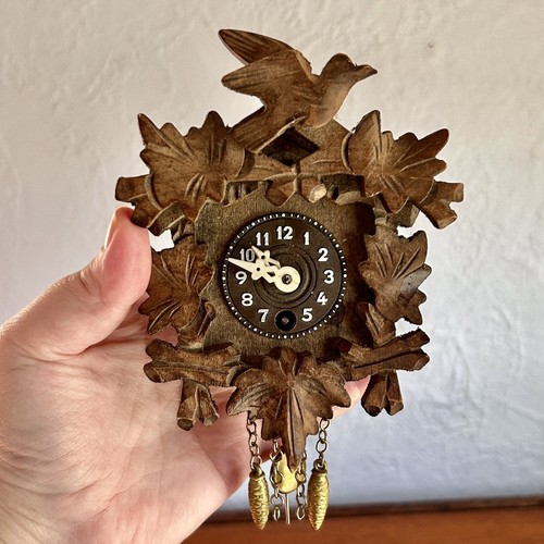VINTAGE MINI GERMAN Black Forest Clock *1960s* Pendulum 6" -1 Day -w/key. WORKS! - Picture 7 of 10