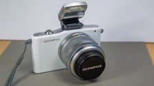 OLYMPUS E-PM1 M4/3 White Digital Camera w/ 14-42mm Lens, Flash.