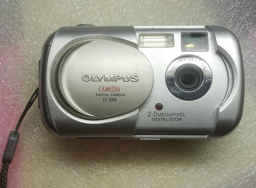 Olympus CAMEDIA D-390 2.0MP Digital Camera - Silver (No Battery or Memory Card) - Picture 2 of 10