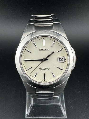 Orologio Seiko Calendario Perpetuo Uomo Quadrante Crema Data 36mm Quarzo 8F32-0130 - Foto 1 di 11