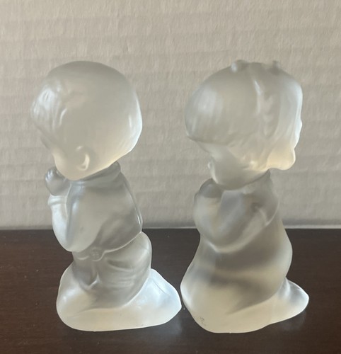 "Juego de figuras Fenton Art Glass transparente satinado orando niños niño y niña 4"" de alto" - Imagen 3 de 7