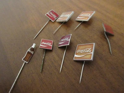8 alte Coca-Cola Anstecknadeln Pins kleine Sammlung - Bild 1 von 2