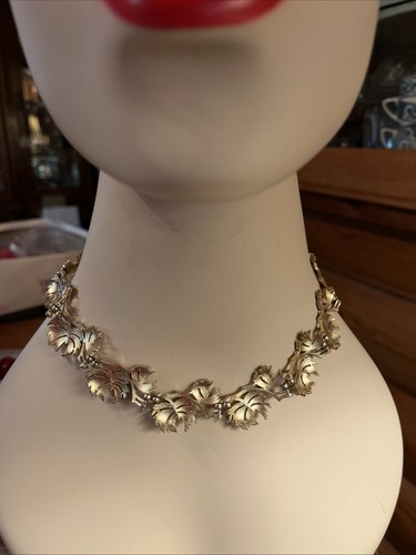 Vintage Crown Trifari Goldtone Leaf Necklace Bracelet & Clip Earrings Set - Picture 4 of 8