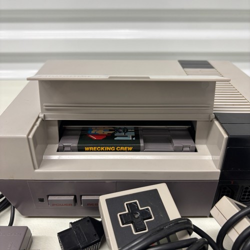 Original Nintendo Console w/ Cables + 2 Controllers + 1 Game - TESTED - Picture 5 of 13