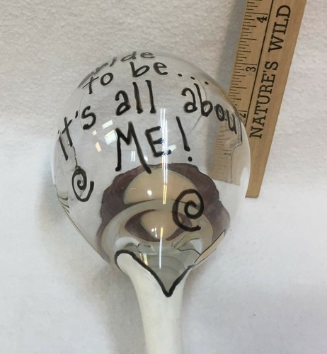 Calice Bicchiere Vino Sposa To Be Dipinto A Mano È Tutto Su di Me Charm Donna Bruna - Foto 4 di 6