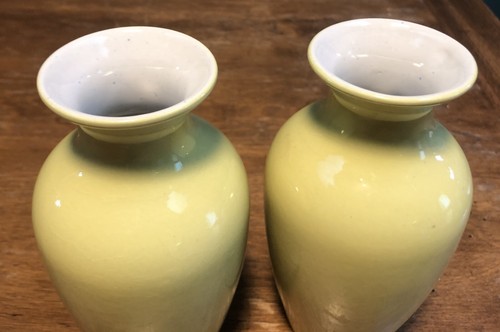 Par de jarrones vintage de cerámica amarilla de 6 1/4" con flores de cerezo pintadas a mano - Imagen 8 de 10