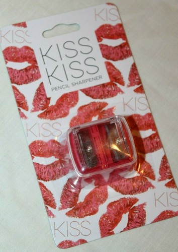Afilador lápiz cosmético rojo Tri-Coastal Kiss Kiss - Imagen 2 de 3