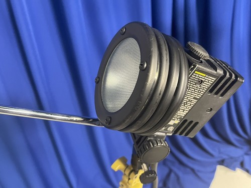 3 Lowel Pro Light Kits w/ Uni-Stand Tripods Umbrellas 3 Lights Case & Barndoors - Picture 7 of 12