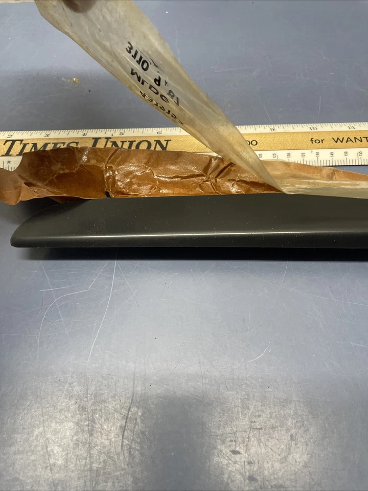 1984 Dodge Caravan Front Right Window Moulding 4319153 - Image 3 of 4