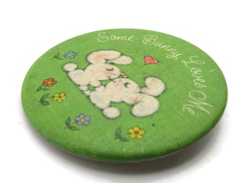 Botón de tela verde Some Bunny Loves Me - Imagen 2 de 4