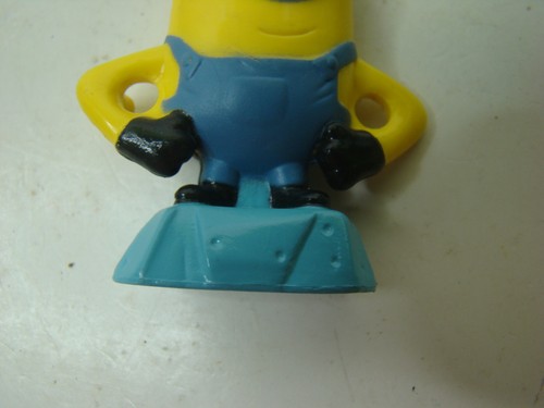 Despicable Me2 Minion Key Chain Yellow Figure ECute Character Minions 2 X 2 - Picture 3 of 8