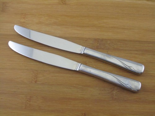 Set of 2 TWO Oneida OCEANIC Dinner Knives 9" Stainless Flatware Silverware