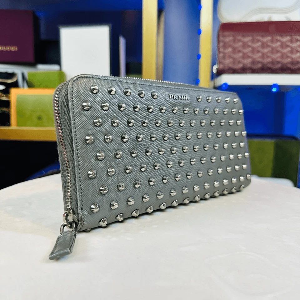 Cartera organizadora grande de cuero gris tachonado rara Prada con cremallera alrededor Foto 2 de 4