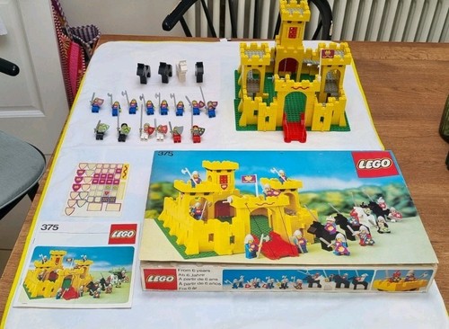 Juego Castillo Amarillo LEGO Vintage 375 con Caja, Incrustación de Plástico, Manual y Pegatinas
