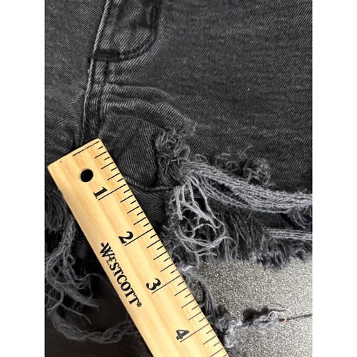 Pantalones cortos de mezclilla Universal Thread negros lavados 4/27R tiro alto dobladillo deshilachado para mujer - Imagen 8 de 10