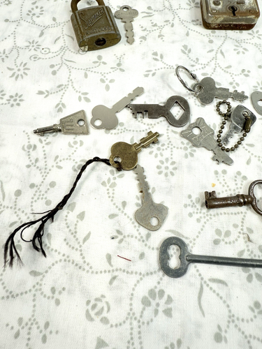 Vintage lot of keys and locks- 28 total pieces - Picture 2 of 8