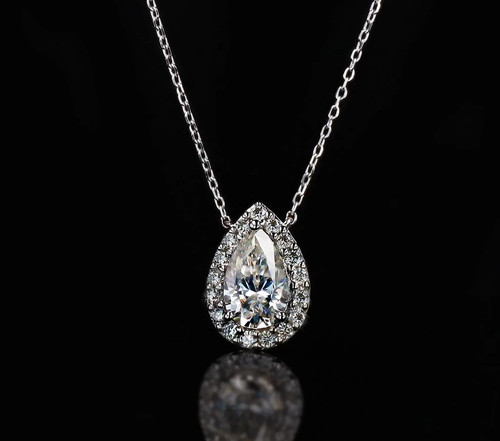 Pear Moissanite Necklace: D/VVS Halo Pendant, Rhodium Sterling Silver - Imagen 6 de 7
