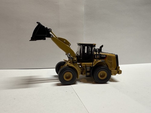 1/64 SpecCast High Detail CAT 950M Front Loader - Picture 2 of 6