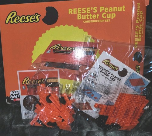 REESE'S PEANUT BUTTER CUP Snap & Switch Construction Brick Set 69 pcs - Picture 3 of 3