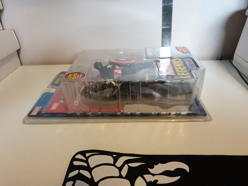 Marvel Legends Series VIII Ultimate Captain America Action Figure (ToyBiz, 2004) - Picture 3 of 5