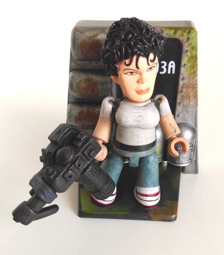 Aliens Mezco Mez-itz Aliens Ripley Figure With Display Stand 2003 Mezco Figure - Picture 2 of 3