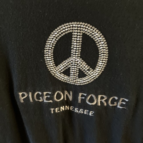 BLACK PIGEON FORGE TENNESSE Woman's Short Sleeve T-Shirt SIZE MEDIUM PRE-OWNED ! - Picture 2 of 4