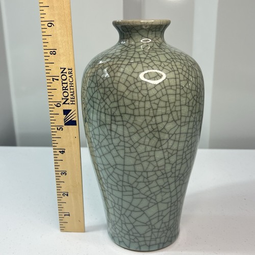 Vintage Chinese Celadon Green Crackle Vase Signed 9” Tall - Picture 6 of 6