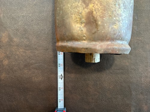 Campana de vaca de latón de hierro rústico grande vintage de 10 pulgadas con cuerda de yute golpeador de madera - Imagen 13 de 16