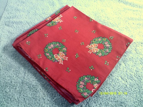 4 CHRISTMAS DECOR NAPKINS WITH WREATHS AND HOLLY 17X17" PRE OWNED - Foto 3 di 4