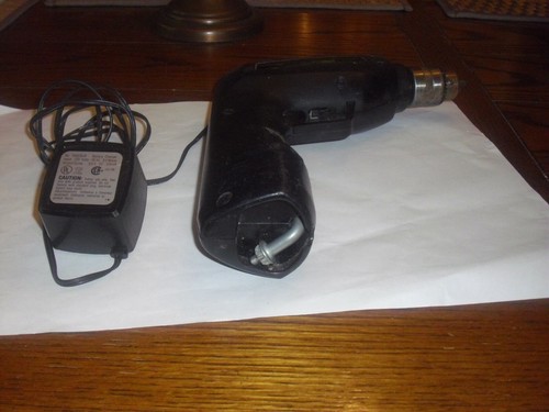 Black & Decker 9020, 3/8" Cordless Drill/Screwdriver 6 VDC w Charger, Chuck Key - Picture 3 of 9
