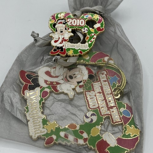 Disneyland Pin Weihnachten Minnie Mouse 2010 Candlelight Performer Geschenk mit Ornament - Bild 9 von 10