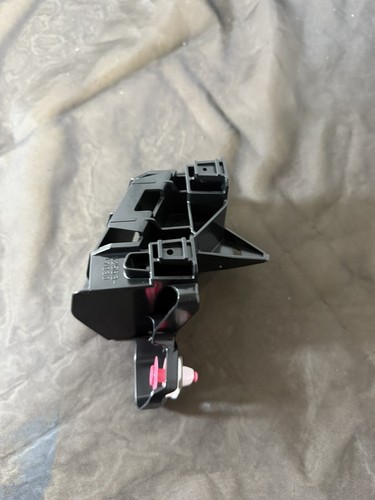 SOPORTE RETENEDOR LUZ TRASERA IZQUIERDA TOYOTA PRIUS OEM 2023 - 2024 - Imagen 4 de 9