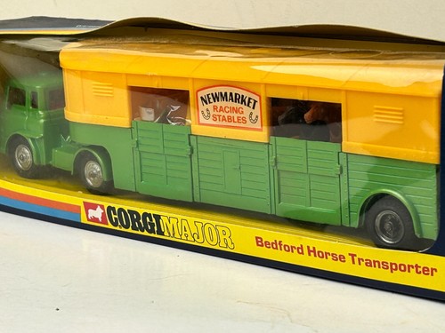 Corgi No. 1104 1970's Bedford Horse Transporter Semi Truck with Box, Lot 2 - Picture 13 of 14