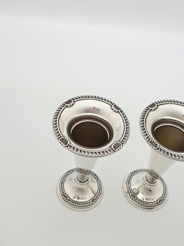 Lovely Pair of Antique Georgian Revival Sterling Silver Trumpet Vases - 1915 - Picture 4 of 7