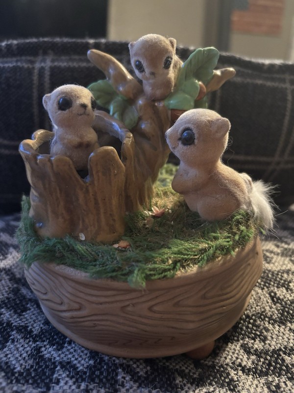 Josef originals musicbox with flocked chipmunks - works - nature -
