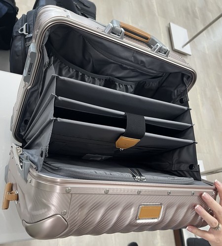 Tumi 19 Degree Aluminum Compact International Carry-On Textured Blush - 第 8/8 張圖片