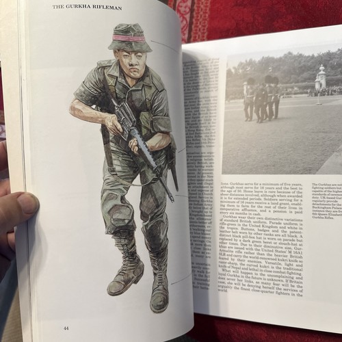 Modern Combat Uniforms: Illustrated Appraisal of the World's Elite Fighting Fo.. - Picture 13 of 14