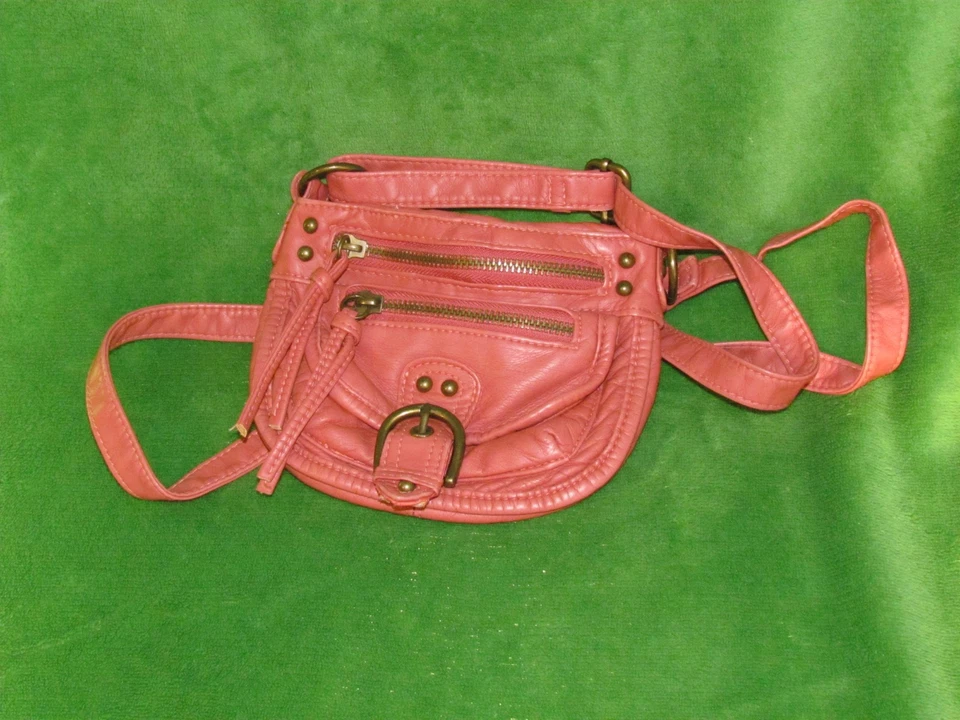 Mini bolso bandolera rosa pequeño estado está suavemente usado sin manchas sin rasgaduras Foto 2 de 4